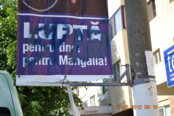Bannerele candidatului independent Cristian Radu au fost vandalizate
